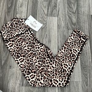 Leopard Brilliant Scrunchy What Hi-Rise 7/8 24” size 4 new never worn!